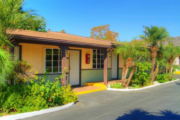 Palm Tropics Motel image 11