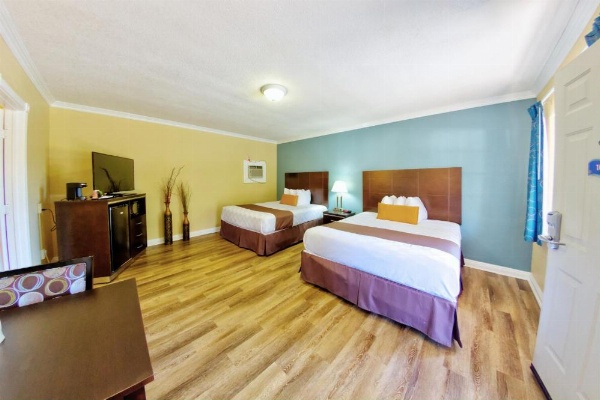 Palm Tropics Motel image 26